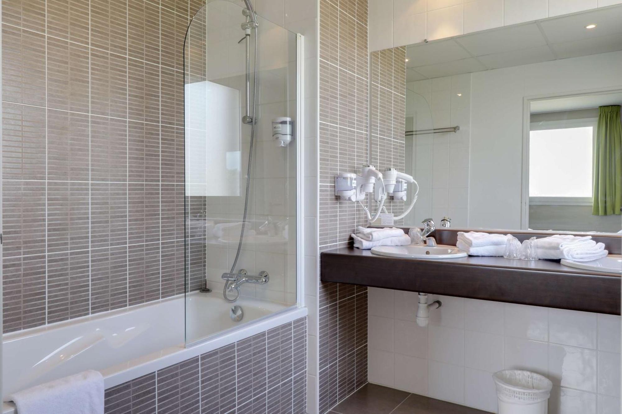 Brit Hotel Saint-Meen-Le-Grand En Broceliande Esterno foto